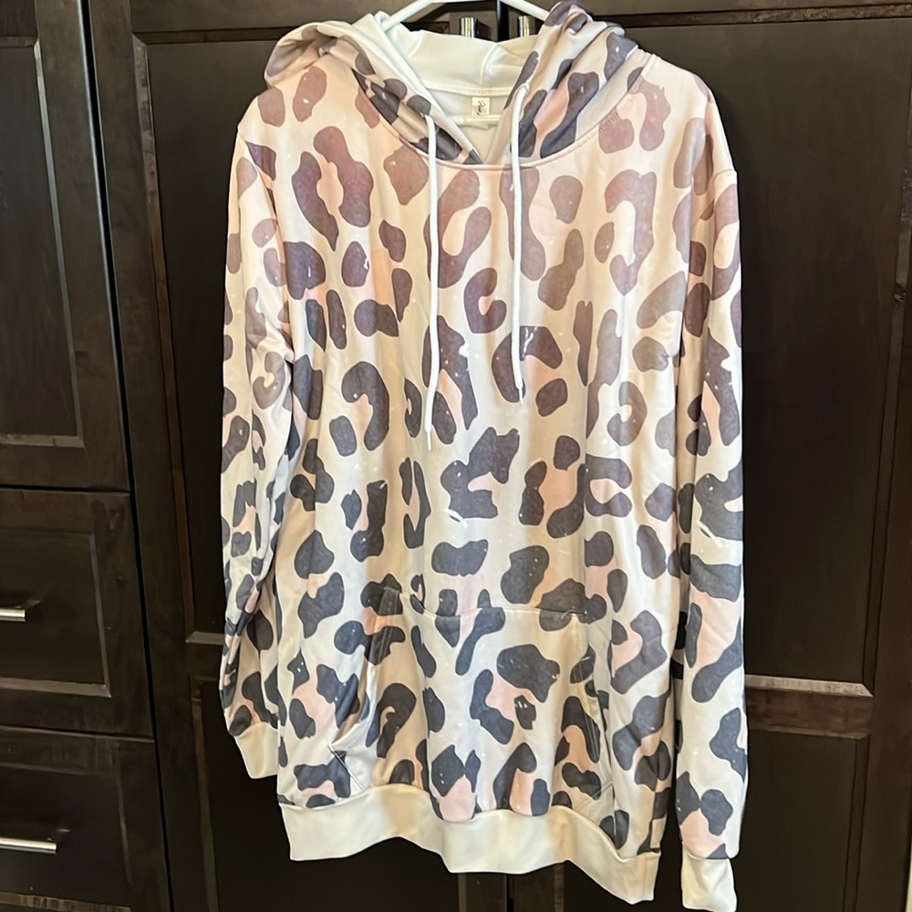 NWOT ladies hoodie. XL.